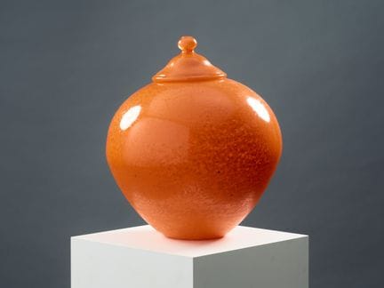 让-克劳德·诺瓦罗（1943-2014）
球形带盖玻璃罐，采用吹制工艺制成，表面绘有橙色图案。
底座