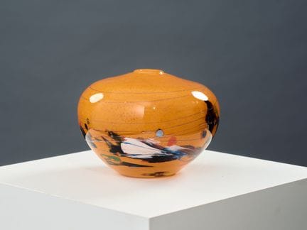 让-克劳德·诺瓦罗（1943-2014）
球形瓶身采用多层吹制玻璃制成，橙色底色上点缀着彩色斑点图案