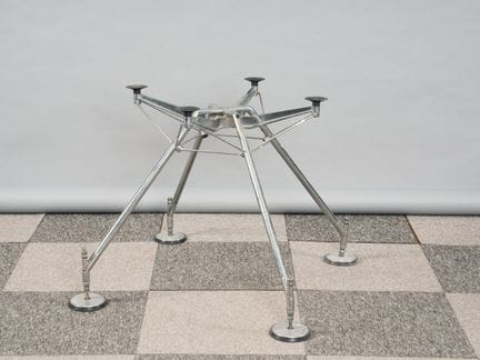 诺曼·福斯特（Norman FOSTER），TECNO版
“Nomos”款圆桌底座，镀铬钢材质。
约