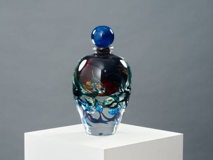 让-克劳德·诺瓦罗（1943-2014）
椭圆形吹制玻璃瓶，饰有气泡及蓝色、绿色和棕色内含物。带瓶塞