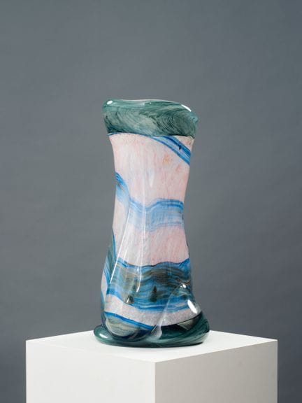 让-克劳德·诺瓦罗（1943-2014）
一款自由造型的吹制玻璃花瓶，瓶身不对称，瓶颈呈喇叭状，线条