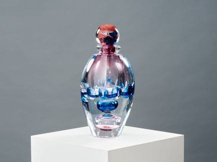 让-克劳德·诺瓦罗（1943-2014）
透明吹制玻璃制成的卵形瓶身，饰有气泡以及蓝色和粉色的内含物