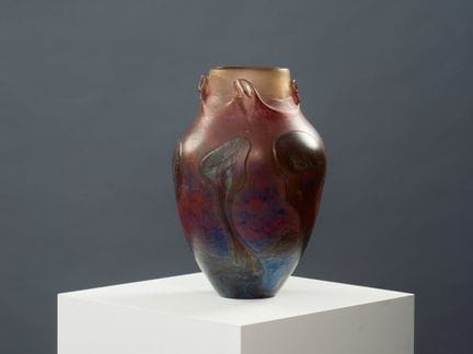 让-克劳德·诺瓦罗（1943-2014）
椭圆形花瓶，采用多层吹制玻璃制成，饰有粉色和蓝色调的贴花装