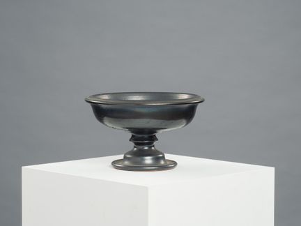 让·马雷（1913-1998）
石墨釉陶瓷带底座杯
背面有签名
12×20 厘米