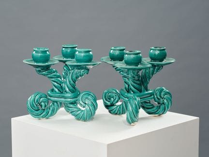 瓦洛里斯
一对扭纹釉面绿色陶制三足烛台
18×18 厘米
（有剥落、缺口）