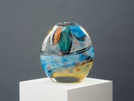 让-克劳德·诺瓦罗（1943-2014）
椭圆形扁平吹制玻璃花瓶，饰以黄色和蓝色彩绘。
底座下方签名