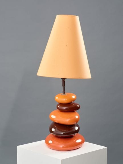 弗朗索瓦·沙泰恩
堆叠鹅卵石样式的陶质台灯
附有标签
带灯罩高度：60 厘米