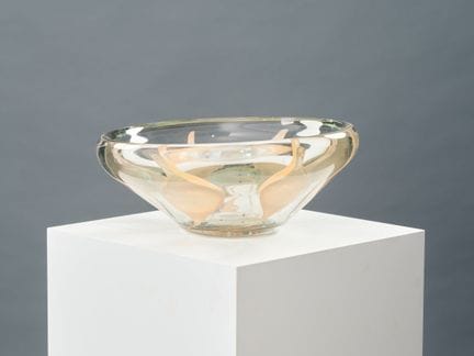 让-克劳德·诺瓦罗（1943-2014）
吹制玻璃杯，饰有荧光水滴状内含物。
底座下方有签名及200