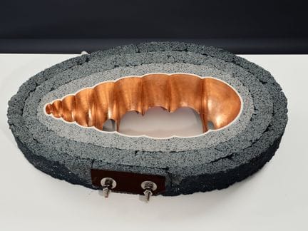 当代艺术作品
由人造石和石膏制成的椭圆形带孔圣水池雕塑，造型为铜色贝壳
不含底座，需壁挂安装
高度：