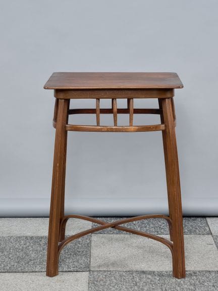 古斯塔夫-西格尔（1880-1970 年）--科恩之家
桃花心木色的方形茶几，四条桌腿以 X 形支架