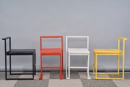 1980年代的作品
一套四把椅子。
金属框架采用黑色、黄色、红色和白色烤漆处理。
座面和靠背均采用与