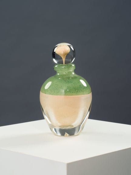 让-克劳德·诺瓦罗（1943-2014）
多层吹制玻璃瓶，饰有彩绘图案及荧光绿白相间纹样
带瓶盖
底