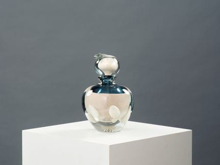 让-克劳德·诺瓦罗（1943-2014）
吹制玻璃瓶，饰有白色和蓝色调的内嵌图案
带瓶塞
底座下方有