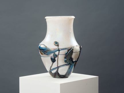 让-克劳德·诺瓦罗（1943-2014）
吹制并热塑成型的栏杆式玻璃花瓶，白色底面上饰有虹彩浮雕装饰