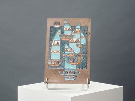 瓦洛里斯，1970年代
饰有帆船图案的釉面石板
27×18 厘米
（整体状况良好）