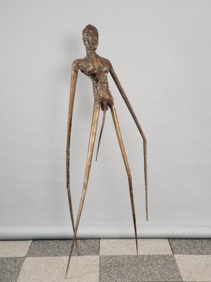 20世纪作品
这件现代主义雕塑由焊接的镂空金属板制成，描绘了一位面带微笑的人物。
尺寸：155 x 