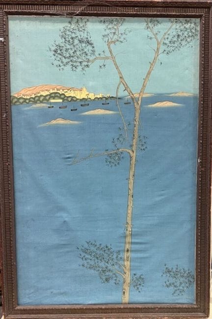 Vista de una playa. 
Seda pintada. 
Marco de mader