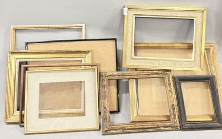 Set aus neun vergoldeten Holz- und Kunststoffrahme