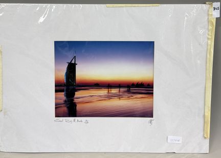 GH 
“日落中的帆船酒店”
摄影冲印作品 
右下角签名 
编号 48/250
高 21.5 × 宽