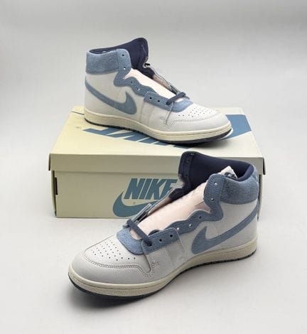 NIKE AIR JORDAN 
Paire de baskets JORDAN AIR SHIP 