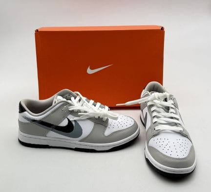 NIKE 
Paire de baskets DUNK basses modèle STENCIL 
