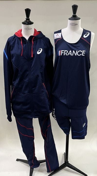 ASICS.
Un maillot EQUIPE DE FRANCE sans manches en