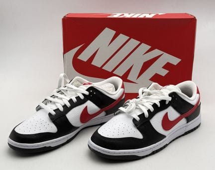 NIKE 
Paire de baskets DUNK LOW RETRO blanches, ro