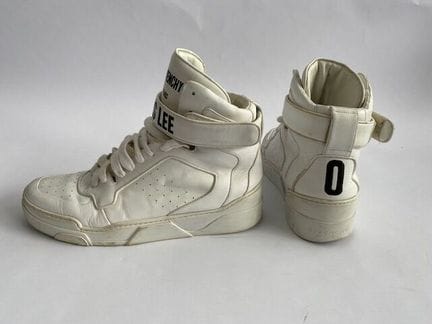 GIVENCHY.  
Paire de baskets montantes à lacets et