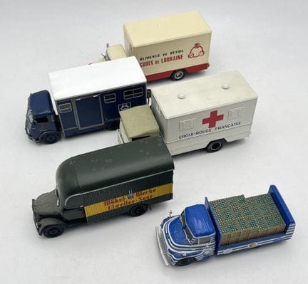 JOUETS.
IXO MODELS 
Ensemble de cinq véhicules à l