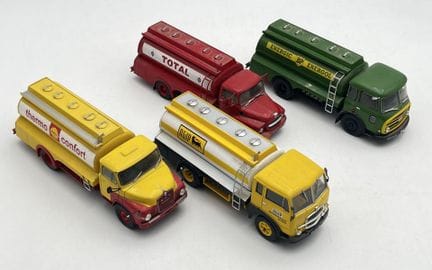 JOUETS. 
IXO MODELS 
Ensemble de quatre véhicules 