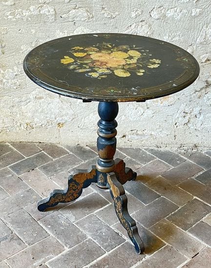 A swiveling tea table made of black-lacquered wood