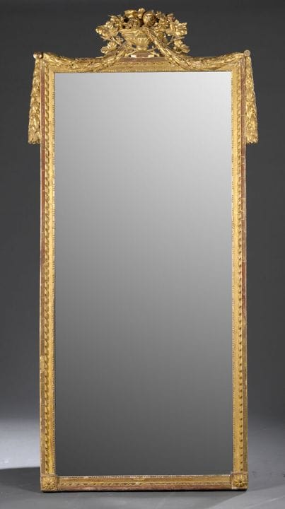 Miroir au mercure dans un cadre en bois sculpté et