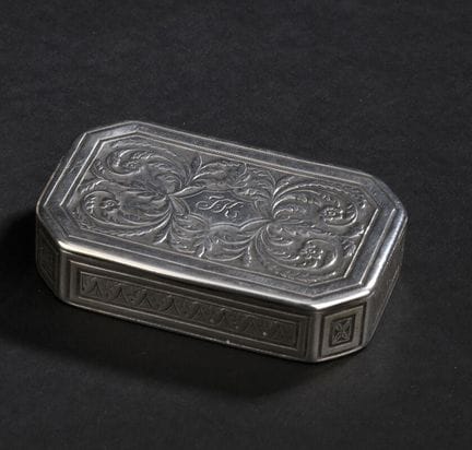 Tabatière en argent de forme rectangulaire à 
pans
