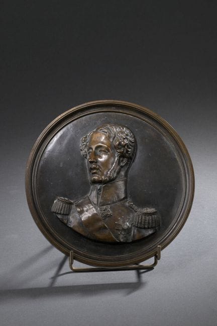 Médaillon en bronze ciselé et patiné représentant 
