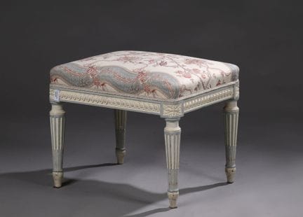 Large tabouret en hêtre mouluré, sculpté, laqué bl