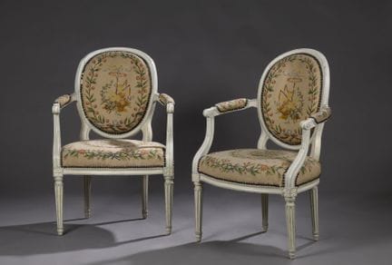 Deux fauteuils formant paire à dossier cabriolet e