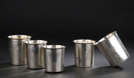 Un lot de cinq timbales en argent 1er titre (950/0