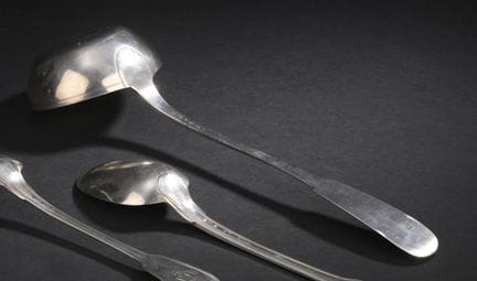 Louche en argent (800/000), modèle uni 
monogrammé