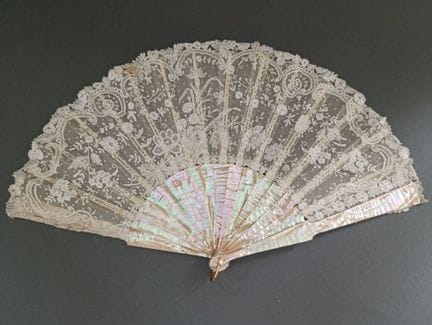 Roses et guirlandes, France, vers 1890
Éventail pl