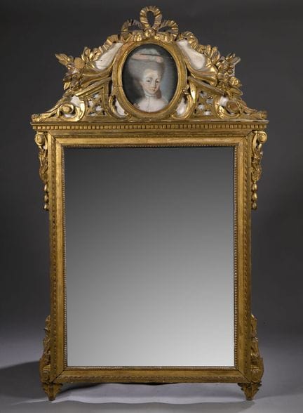 Miroir au mercure dans un cadre en bois sculpté et