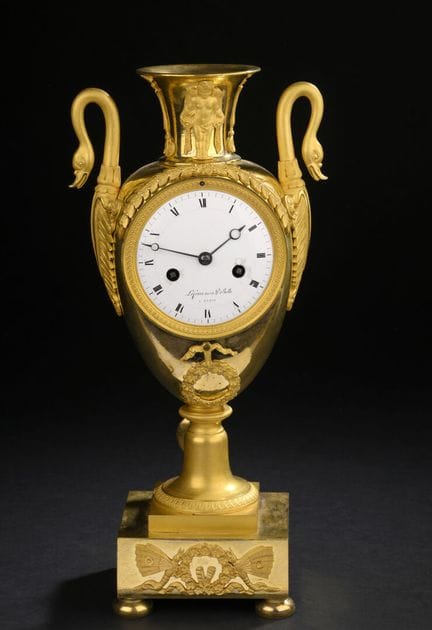 Pendule de cheminée en bronze ciselé et doré sous 