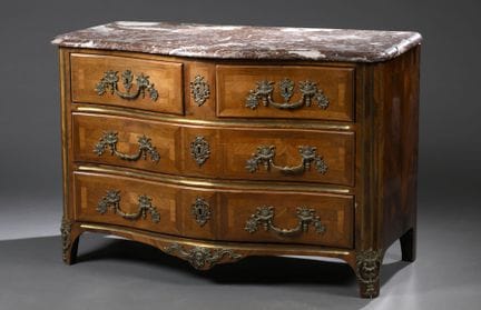 Commode marquetée en placage d'amarante disposé en