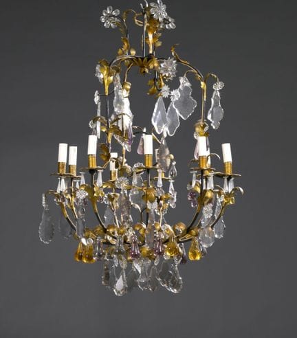 Lustre à huit lumières en cristal ou verre mouléta