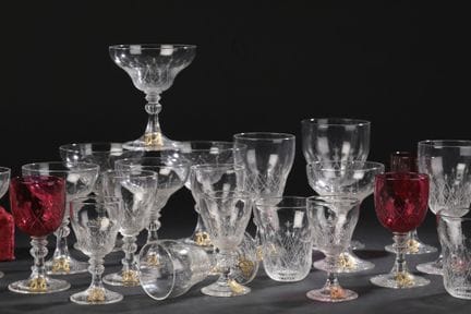 Partie de service de verres à pied en cristal grav