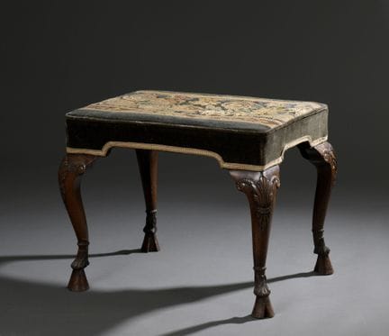 Tabouret en noyer sculpté ; de forme rectangulaire