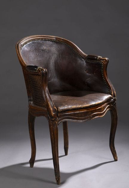 Fauteuil de bureau en hêtre mouluré et sculpté ; l