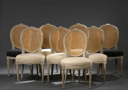 Suite de huit chaises en hêtre mouluré, sculpté et