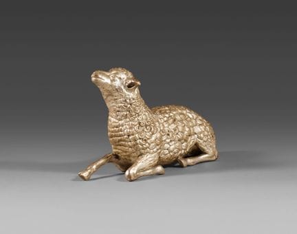 Agneau en bois sculpté et argenté ; ce dernier la 
