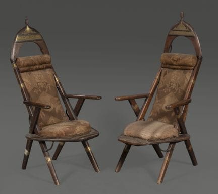 Paire de chaises longues en bois exotique à décor 
