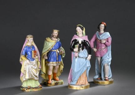 Quatre personnages de cour en porcelaine émaillée 